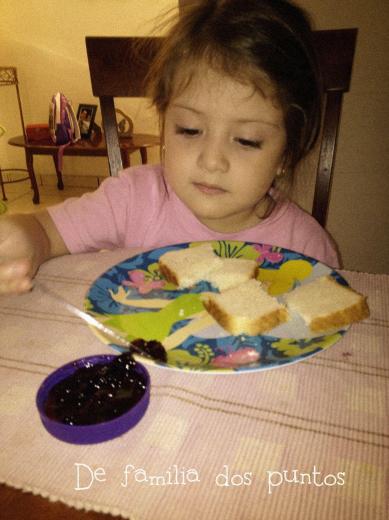 Daniela prepara la merienda
